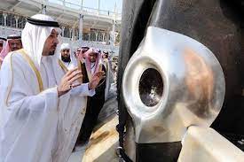 Hajar aswad terletak di sudut timur kakbah dan terlihat seperti satu batu yang terlindung dalam bingkai perak, tetapi sebetulnya hajar aswad terdiri dari delapan batu kecil yang digabung dengan frankincense arab. Keistimewaan Mencium Hajar Aswad Begini Sejarah Batu Hitam Dari Surga Bagian 1