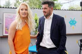 La cantante luce ahora una melena larga hasta los hombros con un rubio platinado de base y en las puntas un llamativo color lila. Vesta Lugg Y Jordi Castell Sufren Divertido Chascarro En Vivo Vesta Lugg Y El Chascarro Junto A Jordi Castell