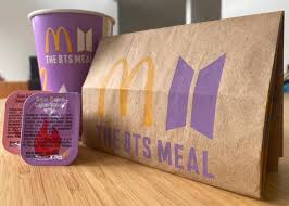 Saus cajun yang berwarna kuning ini membuat rasa makanan menjadi lebih unik. Antrean Bts Meal Membludak Layanan Mcd Di Aplikasi Ojol Tutup Urbanasia Com