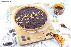 Tarte Chocolat Caramel Et Cacahuetes Facon Snickers Brian Iz In The Kitchen En 2020 Tarte Chocolat Caramel Tarte Au Chocolat Cacahuetes