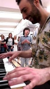 I was playing piano when a 10 year-old boy came up to me and started  singing 😱 His voice was so amazing that everyone in the @Nueva Condomina  shopping center stopped to listen 😮😍 His name is Sergio ...