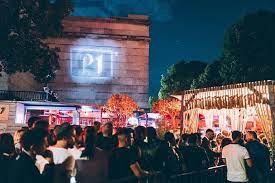 Der hauptclub bietet platz für bis zu 600 personen und verfügt über eine 60m² große tanzfläche aus schwarzem marmor. 35 Jahre P1 Ein Stuck Munchner Geschichte Feiert Geburtstag Mit Vergnugen Munchen