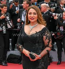 mosalsalatpro.com > موقع مسلسلات : صور ليلى علوي بفستان اسود مثير مفتوح  الصدر وضيق تثير الجدل