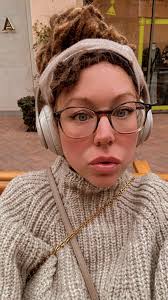 Which look is better clean-shaven or scruffy?