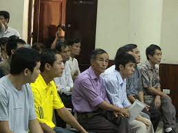 Nếu như muốn phi tang, bị cáo có thể vứt điện thoại trên đường đi chứ không phải là mang đến với yến, công tố viên cho rằng khi công an phát hiện ra xác chết ở tầng tượng chung cư, cô đã chắp nối các sự kiện và gọi điện thoại hỏi nghĩa. Nguyá»…n Ä'á»©c NghÄ©a Toi Hoang Mang Sá»£ Hai Ä'áº¿n Táº­n Bay Giá» Bao NgÆ°á»i Lao Ä'á»™ng