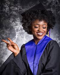 This Beauty Vlogger Shared A Brilliant Hack For Putting A Graduation Cap Over Natural Graduation Hairstyles With Cap Natural Hair Styles Graduation Hairstyles