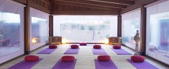 Starting with the accommodation with a view of the jungle and its noises, the lovingly prepared vegan food, the great organization of the interesting excursions with rodolfo, the meditation, yoga and the unforgettable cocoa ceremony with andrew, the yoga lessons with tamy and sarah about the relaxing massages in the spa. La Barrosa Beach Surf Yoga Retreat Chiclana De La Frontera Cadiz Surf Camps In Spain