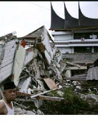 Episenter gempa tersebut terletak pada koordinat 2.98 ls 118.94 bt dan berada di darat 6 kilometer timur laut majene. Info Gempa Sumbar Infogempasumbar Twitter