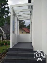 Hier Dient Eine Alu Terrassenuberdachung Der Marke Rexopremium Vsg 3 20m X 1 44m In Weiss Als Beson Veranda Design Vordach Glas Hauseingang Terrassenuberdachung