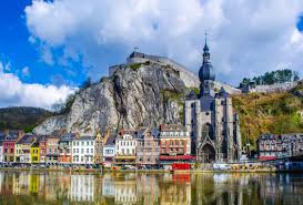 It stretches along the river meuse against the steep rock face behind on the eastern side, with a thinner strip on the western side against a forest. Wallonie Tipps Fur Die Radreise Geo