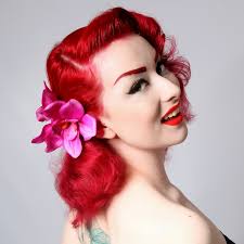 Auch kleider passen sehr gut, besonders wenn sie kariert oder mit floralen motiven verziert sind. 66 Rockabilly Frisuren Coole Ideen In Retro Look