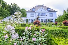 Vakrere Blomster Enn Roser Skal Du Lete Lenge Etter Sjekk Denne Romantiske Hagen Haver Gard Aarhus