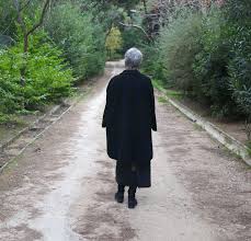 Η ξένια καλογεροπούλου, γνωστή σε όλους μας από τον κινηματογράφο και την πολύπλευρη προσφορά της στο παιδικό θέατρο, αρχίζει να γράφει ένα «γράμμα» στον σύζυγό της κωστή σκαλιόρα, μεταφραστή και κριτικό θεάτρου και κινηματογράφου, την επομένη του θανάτου του. 3enia Kalogeropoyloy Exw Mia Foberh Periergeia Gia Ola Elcblog 8eatro Xoros Synentey3eis Elculture Gr