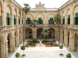 Micul arhipelag maltez din marea mediterană, format din insulele malta, gozo şi comino, e locul ideal pentru turiştii dornici de un concediu care îmbină relaxarea la plajă şi peisajele răpitoare cu o lecţie de istorie în aer liber. Malta Calator Prin Tara Si Prin Lume
