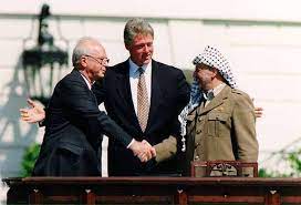 Bill clinton, and israeli prime minister benjamin netanyahu, 1998. Twenty Five Years After The Oslo Accords The Prospect Of Peace In The Middle East Remains Bleak