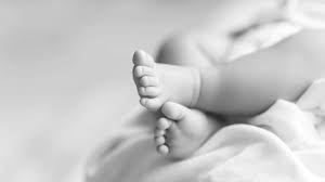 Seorang bayi perempuan berusia 47 hari, maut selepas dipercayai didera. Bayi Maut Dipercayai Didera Rakan Serumah Ibu