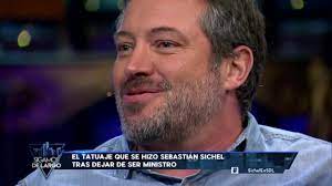 El primero se lo hizo en el hombro derecho, hace 14 años, y consiste en un koi fish (carpa), que nada contra la corriente y, cuando llega al fondo, salta y se convierte en dragón. Este Es El Significado Del Tatuaje Que Sebastian Sichel Se Hizo El Dia Que Dejo De Ser Ministro
