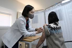 국방부는 19일 코로나19 백신수송지원본부가 코로나19 백신 유통을 위한 두 번째 모의훈련을 실시했다고 밝혔다. 24ì¼ ìˆ˜ì†¡ ì•„ìŠ¤íŠ¸ë¼ì œë„¤ì¹´ ë°±ì‹  1í˜¸ ì 'ì¢…ì€ ê³µì •í•˜ê²Œ ì„œìš¸ì‹ ë¬¸