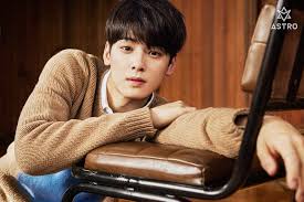 Özellikle yazın güzel havalarda atlet giymeyi çok sevdiğini söyledi. Cha Eunwoo Park Bogum Choi Byungchan Halsyeon Astro Kpop Koreanstars Victon Vingle Interest Network