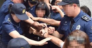 법원, 징역 2년 6개월 집유 3년 선고. ë¨¸ë¦¬ì¹´ë½ ì»¤íŠ¼ ì‚¬ìš©í•˜ë‹¤ ê²°êµ­ ë¨¸ë¦¬ì±„ ìž¡ížŒ ê³ ìœ ì • ë‹¤ìŒë‰´ìŠ¤