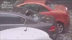 Pour les autres significations, voir ours (homonymie). Roumanie Orage De Grele Ou Pluie De Pierres Les Autos Ruinees 20 Minutes