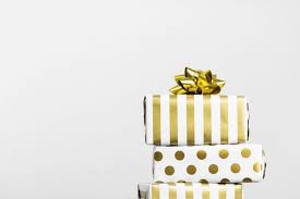 Grupo De Regalos En Papel Blanco Y Dorad Premium Photo Freepik Photo Navidad R En 2020 Mensaje De Feliz Cumpleanos Regalos Tarjetas De Felicitacion Cumpleanos