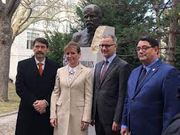 Merkely béla szerint az első oltás is véd, bár nem olyan hatékonyan, mint a kettő. Semmelweis Szobrot Avattak Becsben Aktualis