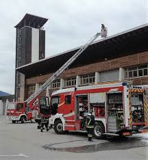 All'altezza del lungarno trento e trieste un rogo è divampato prima delle 16. Il Comandante Dei Vigili Del Fuoco Di Cles Lancia Un Appello Ai Giovani La Voce Del Trentino