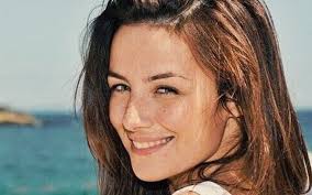 Helena coelho usou as redes sociais para partilhar uma fotografia bastante sensual. Helena Coelho Acaba Com A Polemica E Mostra Gordurinhas Impala