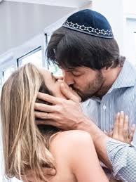 Os dois estão juntos há mais de dois anos. Patricia Abravanel Beija Fabio Faria E Brinca Vamos Para O 4Âº Filho 23 04 2019 Uol Tv E Famosos