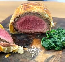 Vai alla lista della spesa l 'arrosto di vitello è uno dei più classici secondi di carne , preparato con pezzi pregiati come il girello o la noce di vitello che, a differenza dell'arrosto di manzo, richiede una cottura a puntino e non al sangue, come nel filetto alla wellington. Filetto Alla Wellington