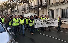 Depuis samedi 18 novembre, les gilets jaunes manifestent leur mécontentement face à la hausse des taxes sur le carburants mais aussi l'augmentation et de nouveaux appels ont été lancés pour agir à nouveau samedi 24 novembre. Nicole Bertin Infos Saintes Et Jonzac Les Gilets Jaunes Poursuivent Leurs Actions
