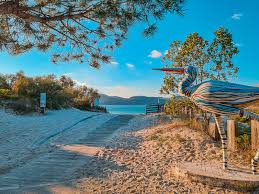 This simple image could describe fado, a recognised symbol of portugal, and a music of the world that is genuinely portuguese.at its heart is sentiment, lost love, longing for a departed (.) find out more Melhores Praias De Troia Comporta E Melides Praias Incriveis A 1 Hora De Lisboa Vagamundos