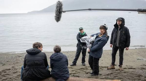 🇺🇸 | NEW | 19/05/26 | New Behind the Scenes photos show Lewis Pullman as  Cameron, alongside Sally Field, during filming of 'Remarkably Bright  Creatures'. 🇧🇷 | NEW | 19/05/26 | Novas