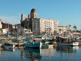 Since 2014, a five meters large statue of raphael is the eyecatcher of the park jardin bonaparte, right at the harbor le vieux port. Wiisail Zielen
