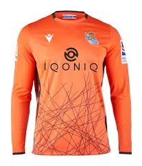 Die streifen, die auch auf den ärmeln des trikots zu sehen sind, sind mit einem diagonalen grafikeffekt gestaltet. Real Sociedad 2019 20 Heimtrikot