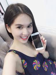 Ngọc Trinh là một trong những sao Việt đầu tiên có Iphone 6