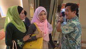 Gee.kenapa kamu buat mama & papa macam ni?kenapa gee? biarlah gee tentukan hidup gee!mama tak habis2 tentukan suami untuk gee.gee tak suka! lari dari rumah sebab taknak dijodohkan dengan calon suami pilihan orang tuanya. Sinopsis Drama Bersiri Tuan Rumah Pembantu Rumah
