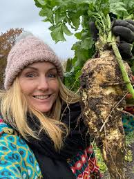 Look 👀 at the size of my recent harvest of parsnips.