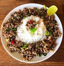 Pad Kra Pao Thailandisches Hackfleischgericht Manusrezepte De Fleisch Gerichte Thai Essen Thailandische Gerichte