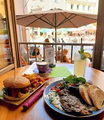 Café Lila - Auf unserer Wochenkarte 💚 - Gefüllte Aubergine - mit Walnüssen  und frischer Minze, dazu gemischter Blattsalat mit Grapefruit auf Hummus  (vegan) | Facebook