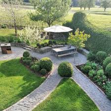 Ein Schweizer Garten On Instagram Saftig Grun Obwohl Alles Staubtrocken Ist Von Hand Jaten Ist Unmoglich Ich G In 2020 Garten Ein Schweizer Garten Cottage Garten