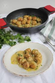 No obstante, no debemos olvidar que el bacalao (ya sea desalado, ahumado…) puede ser también ingrediente principal en el apartado de los entrantes. Albondigas De Bacalao En Salsa Una Receta Facil Y Deliciosa Cocinando Entre Olivos