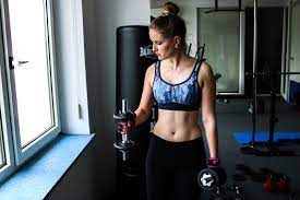 Zusätzlich zur rückenmuskulatur, werden auch der nacken, die hinteren schultern und der bizeps mittrainiert. Kurzhanteltraining Fur Frauen Einfaches Training Fur Zu Hause Fashionladyloves