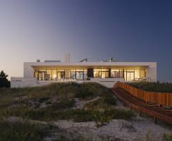Fabulous southampton waterfront beach housetranquil beach house on the water with amazing sunsets & a stones throw from the legendary southampton village. Southampton Beach House Alexander Gorlin Architects Archello