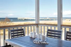 Eine ferienwohnung an der ostsee bietet dir die möglichkeit deinen alltag selbst zu gestalten, ohne dich an irgendwelche zeiten zu halten, so kannst du deinen urlaub völlig frei planen und musst auf niemanden rücksicht nehmen. Ostsee Ferienwohnungen Am Strand Beach Apartments