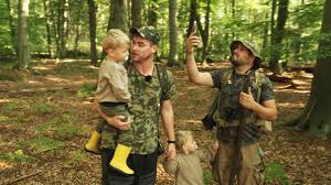 Vier Männer im Wald - Die Wollnys - Eine schrecklich große Familie - RTLZWEI