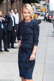 Petite Kelly The 43 Year Old Displayed Her Thin Figure In A Long Sleeve Dark Navy Dress That Covered Most Of Her Petite Bo Navy Dress Fashion Colorful Dresses