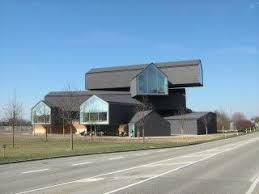 A surrealistic meditation on the tensions between inside and outside, public and private, old and new, modernity and adornment, uncanny and real. Vitra Haus Vitra Campus Architekturobjekte Heinze De