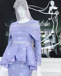 Rekaan ini sering digayakan oleh pelakon terkenal zaman 60an dan 70an seperti biduanita negara saloma. Pin Pada Idea